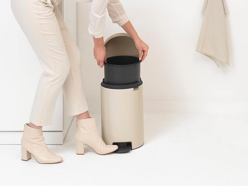 Бак для сміття з педаллю Brabantia NewIcon Pedal Bin 12 л бежевий (149924) 149924 фото