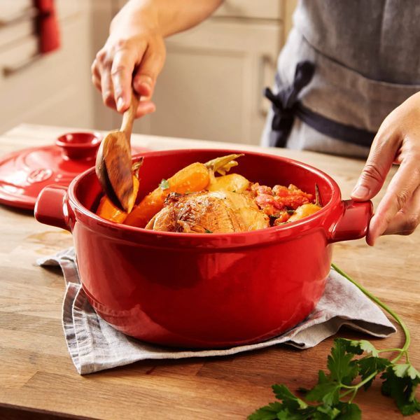 Кастрюля керамическая Emile Henry Casseroles & Pots 2.5 л красный (344525) 344525 фото