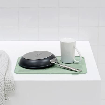 Килимок для сушки посуду силіконовий Brabantia Dish Washing + Organising 44х32 см м'ятний (203329) 203329 фото